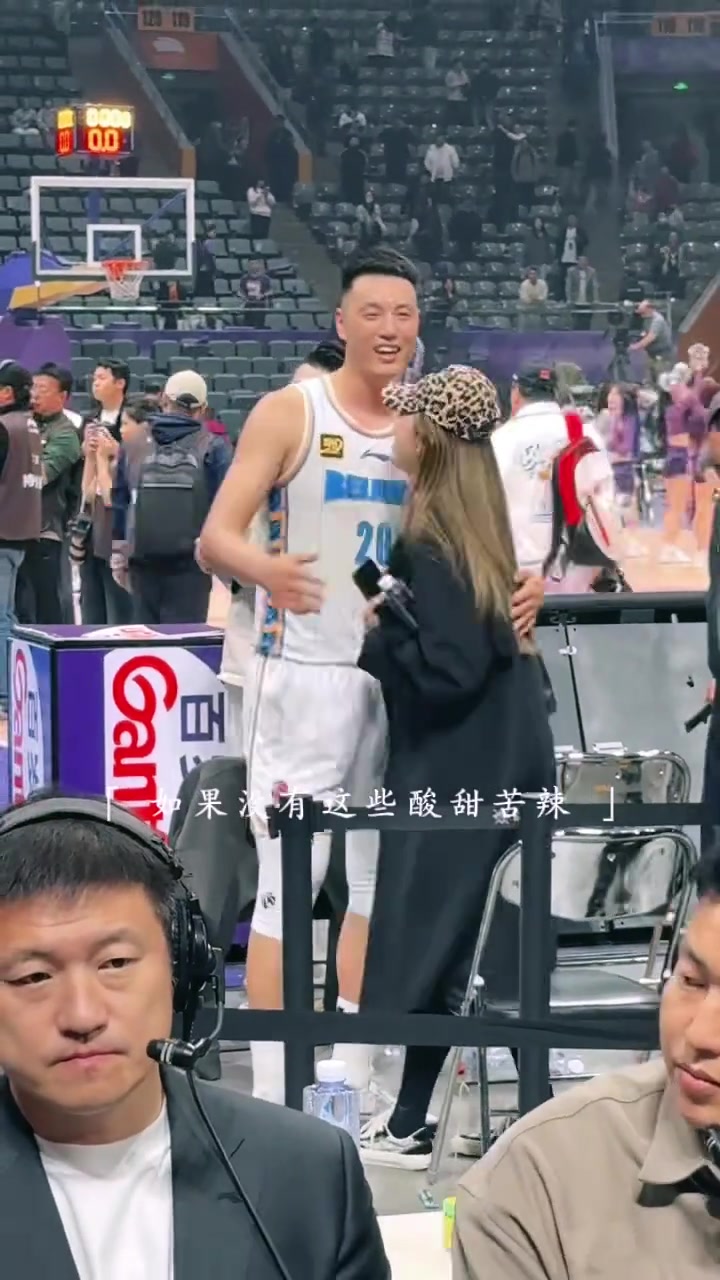 这个夜晚属于夺得队史第二冠的广东女篮 全队队员赛后剪下篮网